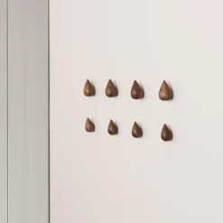 Normann Copenhagen Dropit Knop 2-pack Walnoot 5 Normann Copenhagen Dropit Knop 2-pack Walnoot -Filskars Winkel 45305 01 02 2721398b75 scaled