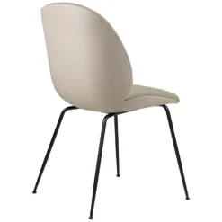 Gubi Beetle Stoel Bekleed Aan De Voorzijde Zwarte Poten -Filskars Winkel 47237 04 03 849a31539e scaled