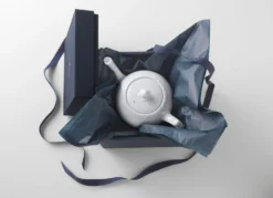 Royal Copenhagen White Fluted Half Lace Theekan -Filskars Winkel 47345 01 5 EnvironmentImage 6ffd17b1c3 scaled