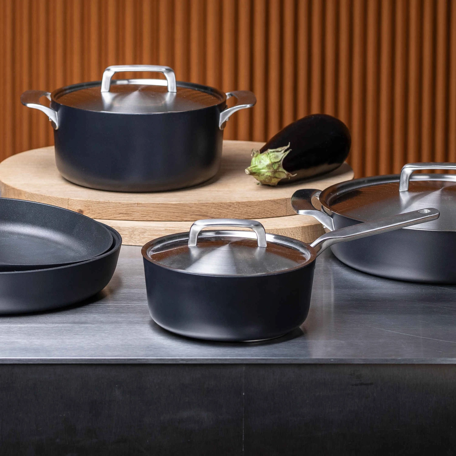 Fiskars Rotisser Hapjespan Met Hoge Randen 3 Fiskars Rotisser Hapjespan Met Hoge Randen - Afbeelding 3