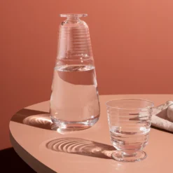 Kosta Boda Viva Karaf Met Glas -Filskars Winkel 501780 01 3 EnvironmentImage 6c6caeb929 scaled