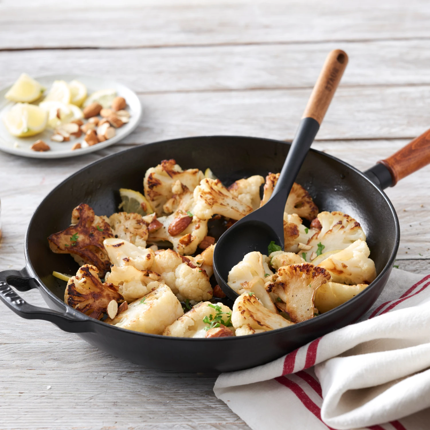 Staub Vintage Koekenpan Met Houten Handvat Ø28 Cm 2 Staub Vintage Koekenpan Met Houten Handvat Ø28 Cm - Afbeelding 2