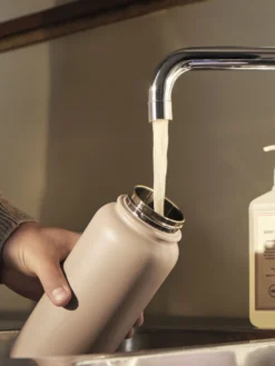 Hay Mono Thermosfles 0,9 L -Filskars Winkel 504531 01 3 EnvironmentImage aae2bb7d09 scaled