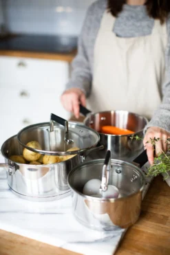 Dorre Kaci Steelpannenset 6-delig -Filskars Winkel 506047 01 10 EnvironmentImageMain 04e054f6dd scaled