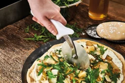 De Buyer Pizzasnijder -Filskars Winkel 507584 01 3 EnvironmentImage 5c26b37584 scaled