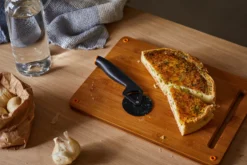 Fiskars Functional Form Pizzasnijder -Filskars Winkel 507606 01 11 EnvironmentImage 36ddd25d9e scaled