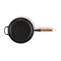 Le Creuset Signature Hapjespan Houten Handvat 28 Cm -Filskars Winkel 512411 01 3 ProductImageExtra f479bb54d3 scaled