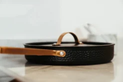 Arvet Gehamerde Zwarte Hapjespan Met Deksel -Filskars Winkel 513366 01 7 EnvironmentImage 2348068909 scaled