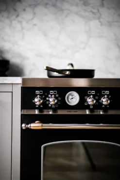 Arvet Gehamerde Zwarte Hapjespan Met Deksel -Filskars Winkel 513366 01 8 EnvironmentImage 3d461a1f52 scaled