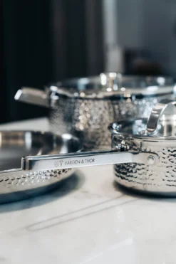 Kroma Gehamerde Verchroomde Steelpan Met Deksel -Filskars Winkel 513369 01 3 EnvironmentImage 08bf460f1c scaled