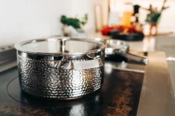 Kroma Gehamerde Verschroomde Braadpan Met Deksel -Filskars Winkel 513370 01 3 EnvironmentImage 4942668c1b scaled