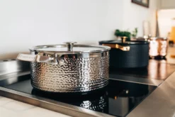 Kroma Gehamerde Verschroomde Braadpan Met Deksel -Filskars Winkel 513370 01 4 EnvironmentImage 941d1acf75 scaled