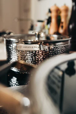 Kroma Gehamerde Verschroomde Braadpan Met Deksel -Filskars Winkel 513370 01 5 EnvironmentImage 37617a2a07 scaled