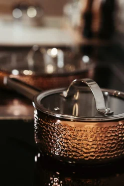 Mjölner Gehamerde Koperen Steelpan Met Deksel -Filskars Winkel 513373 01 5 EnvironmentImage e735444253 scaled