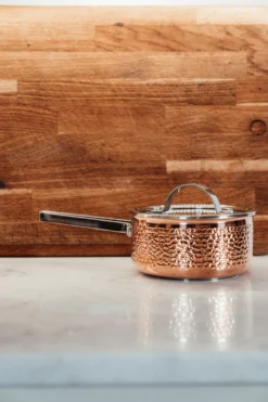 Mjölner Gehamerde Koperen Steelpan Met Deksel -Filskars Winkel 513373 01 6 EnvironmentImage 2df74b0ce4 scaled
