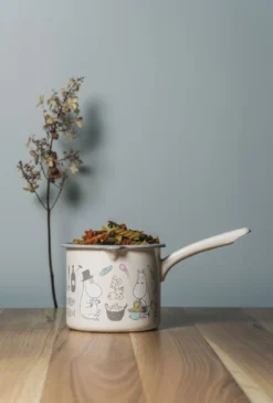 Muurla Moomin Bon Appétit Steelpan 1,3 Liter 8 Muurla Moomin Bon Appétit Steelpan 1,3 Liter -Filskars Winkel 514257 01 5 EnvironmentImage 9ccba20c5c