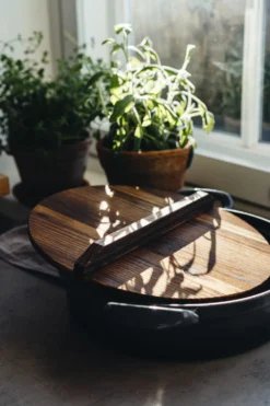 Heirol Gietijzeren Koekenpan Met Houten Deksel 9 Heirol Gietijzeren Koekenpan Met Houten Deksel -Filskars Winkel 515876 01 4 EnvironmentImage cf54903b4b scaled