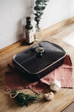 Heirol Ovenschaal Met Inductieplaat En Deksel 8 Heirol Ovenschaal Met Inductieplaat En Deksel -Filskars Winkel 515880 01 4 EnvironmentImage a5bb94619d scaled