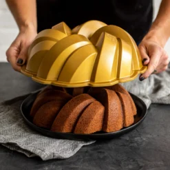 Nordic Ware 75th Anniversary Braided Bundt Bakvorm 9 Nordic Ware 75th Anniversary Braided Bundt Bakvorm -Filskars Winkel 515978 01 4 EnvironmentImage f56a9d9b0b scaled