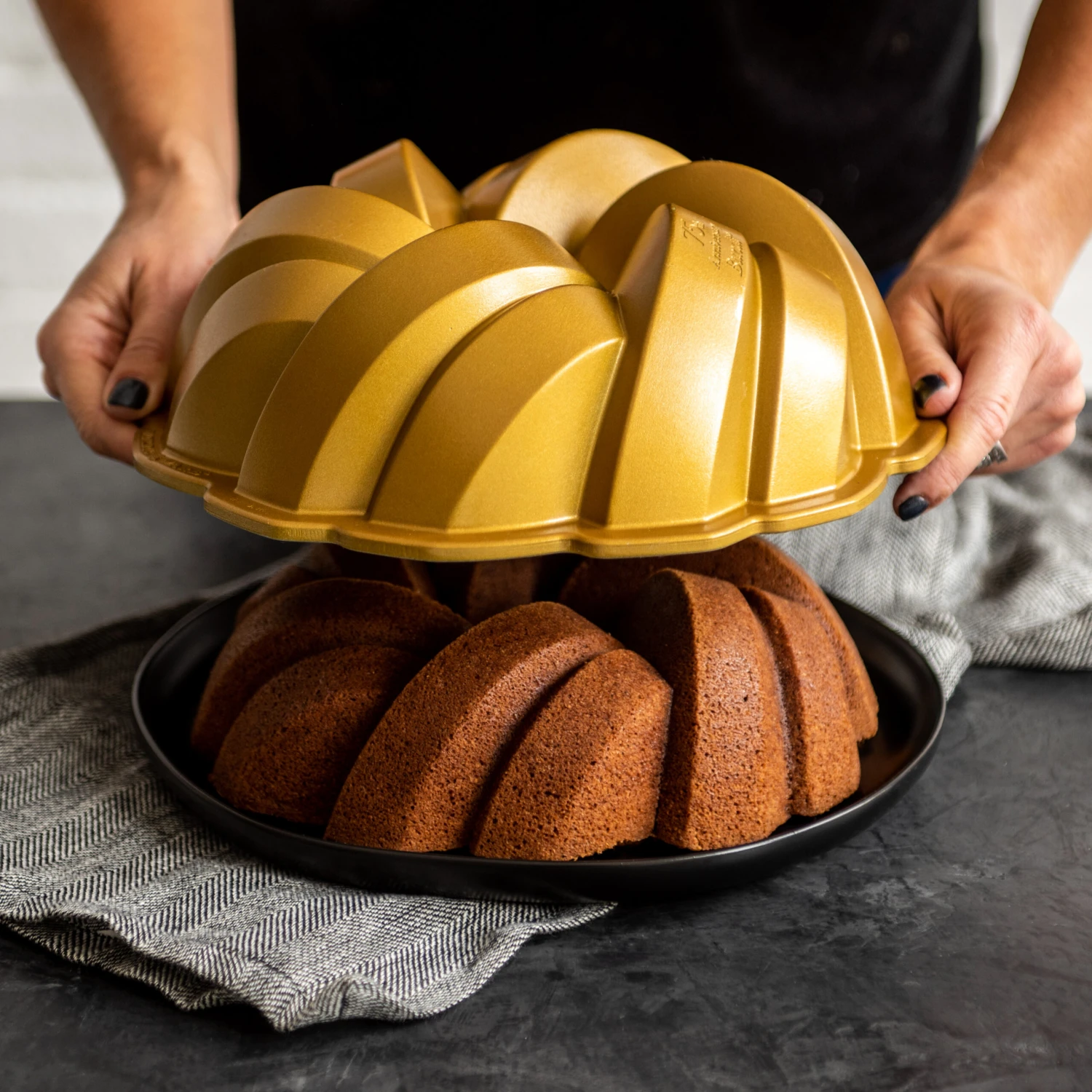Nordic Ware 75th Anniversary Braided Bundt Bakvorm 3 Nordic Ware 75th Anniversary Braided Bundt Bakvorm - Afbeelding 3