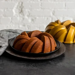 Nordic Ware 75th Anniversary Braided Bundt Bakvorm 10 Nordic Ware 75th Anniversary Braided Bundt Bakvorm -Filskars Winkel 515978 01 5 EnvironmentImage 9f5dfc8966 scaled