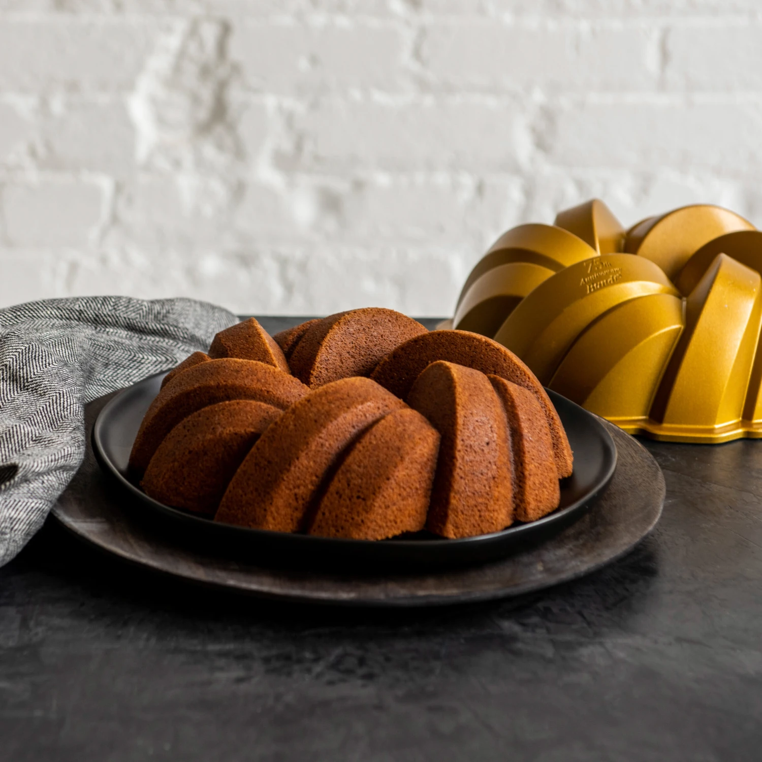 Nordic Ware 75th Anniversary Braided Bundt Bakvorm 4 Nordic Ware 75th Anniversary Braided Bundt Bakvorm - Afbeelding 4