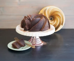 Nordic Ware Heritage Bundt Bakvorm Goud -Filskars Winkel 515987 01 4 EnvironmentImage 71662b9ff0 scaled