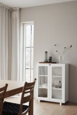 Vidja Lage Vitrinekast 11 Vidja Lage Vitrinekast -Filskars Winkel 545817 01 42 EnvironmentImage 524119ca5f scaled