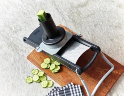 Gravity Snijkit Toebehoren De Buyer Mandoline 6 Gravity Snijkit Toebehoren De Buyer Mandoline -Filskars Winkel 566809 01 5 EnvironmentImage 7286543cd2 scaled