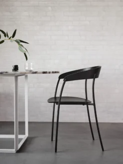 New Works Missing Stoel Met Armleuningen -Filskars Winkel 570650 01 10 EnvironmentImage 25c7df5066 scaled