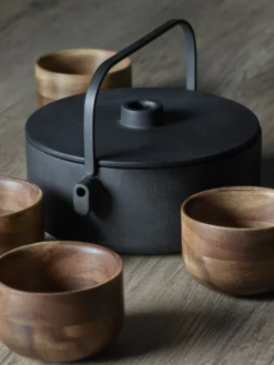 Serax Collage Theekan Gietijzer 1,2 L -Filskars Winkel 571041 01 10 EnvironmentImage 1efe20b5ac scaled