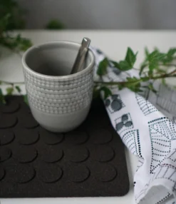 Dots Vierkante Pannenonderzetter 20x20 Cm -Filskars Winkel 572421 01 42 EnvironmentImage 2081abac57 scaled