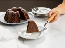 Nordic Ware Marquee Bundt Bakvorm -Filskars Winkel 573286 01 42 EnvironmentImage 50ee96475c scaled