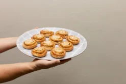 Muurla Checks & Stripes Dienblad Ø35 Cm -Filskars Winkel 574700 01 20 ProductImageExtra 895e0d17e6 scaled