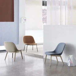 Muuto Fiber Loungestoel Wood Base 5 Muuto Fiber Loungestoel Wood Base -Filskars Winkel fiber lounge wood miljo2 a171808a73